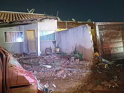 Pai é preso após deixar filho adolescente dirigir caminhão que colidiu com 3 casas em Campo Grande
