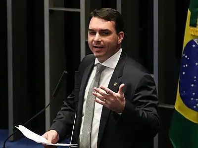 Investigação sobre postagem contra Lula avança com pedido de oitiva de Flávio Bolsonaro