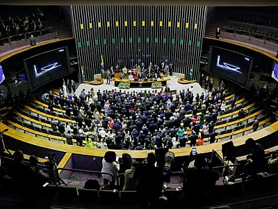 Câmara aprova projeto de renegociação de dívidas e limitação de juros do cartão de crédito