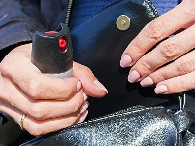 Lei autoriza mulheres maiores de 18 anos a usar spray de pimenta para defesa pessoal