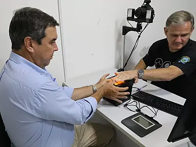 Eduardo Riedel realiza procedimentos para novo RG e destaca gratuidade à população
