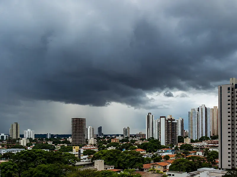 Alerta de mudança no tempo: frente fria provoca chuva em Campo Grande e muda o clima em Mato Grosso do Sul