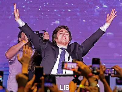 Javier Milei, o economista ultraliberal, surpreende e vence eleições presidenciais na Argentina
