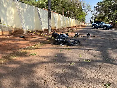 "Pega nós": jovens filmam passeio de moto sem capacete antes de colisão grave em poste
