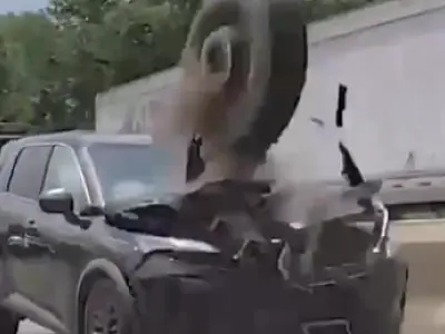 Pneu solto atravessa rodovia, atinge SUV e provoca acidente