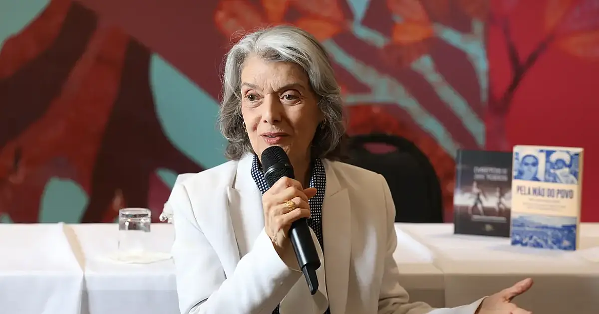 Democracia está nas mãos do povo, não em palácios, diz Cármen Lúcia