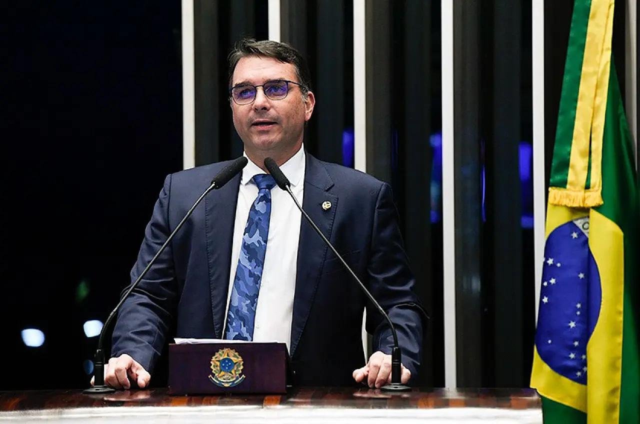 Flávio Bolsonaro critica STF e diz que olha para ministros “com nojo” durante agenda em SP