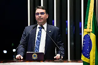 Flávio Bolsonaro critica STF e diz que olha para ministros “com nojo” durante agenda em SP