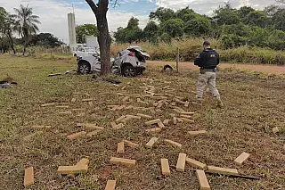 Fuga da PRF termina em batida e droga espalhada por rodovia de MS