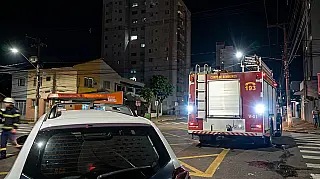Caminhão enrosca em fiação e motociclista cai após cabos atingirem via em Campo Grande