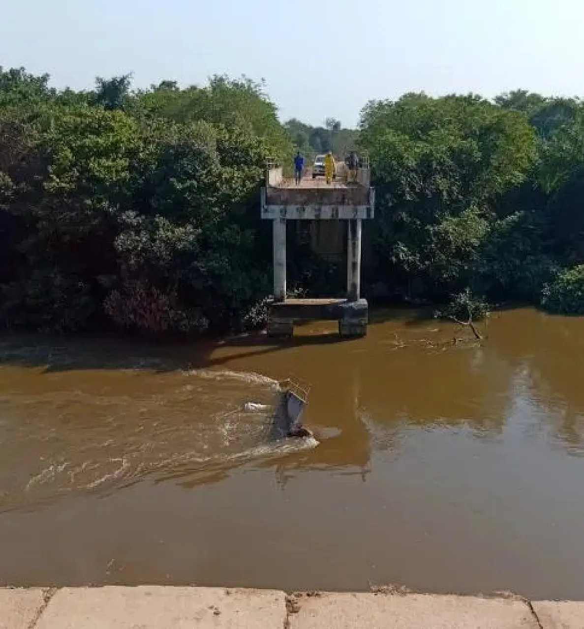 Ponte desmorona e caminhoneiro morre no Rio Taquari, em Coxim