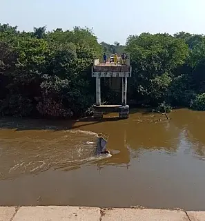 Ponte desmorona e caminhoneiro morre no Rio Taquari, em Coxim