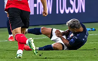Arrascaeta marca, dá assistência, mas deixa goleada do Uruguai com dores no punho