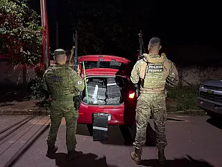 PF e BPFron prendem duas pessoas com 329 kg de maconha