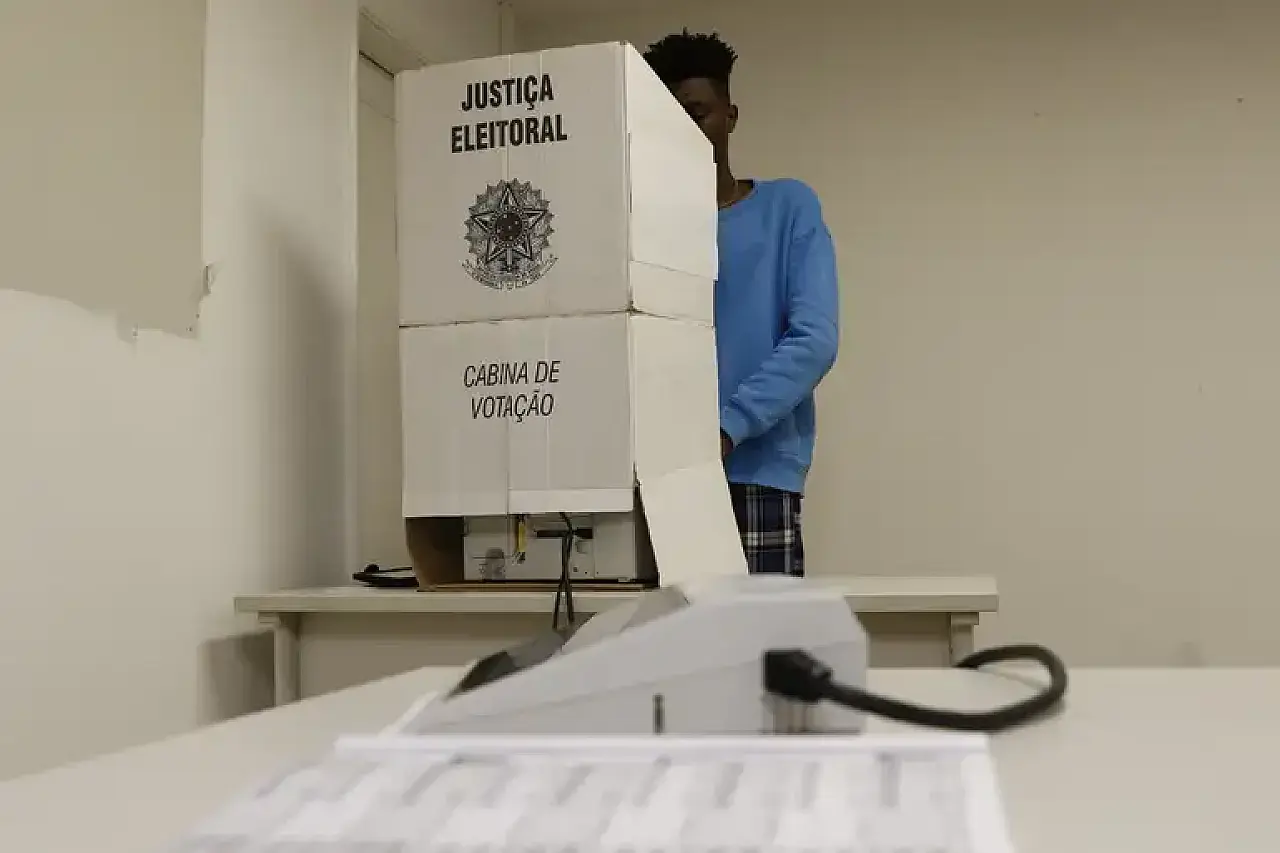 Celular, smartwatch e câmera: veja o que não pode entrar na cabine de votação