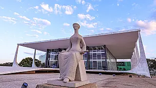 STF avalia mensagens entre Moraes e ex-dono do Banco Master nesta terça
