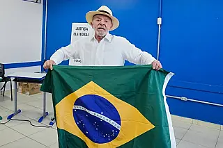 TSE manda redes apagarem posts falsos que acusam Lula de jogar bandeira do Brasil no chão
