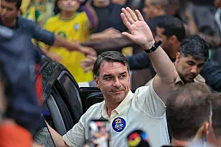 Flávio Bolsonaro deixa o Brasil rumo aos EUA após descumprir ordem de Moraes
