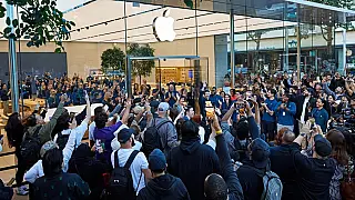 iPhone dobrável traz de volta as filas às lojas da Apple e esgota em minutos