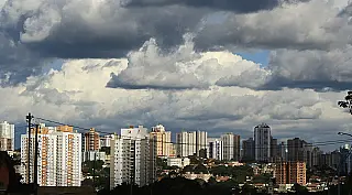Frente fria traz chuva e mantém alerta para tempestades em Mato Grosso do Sul