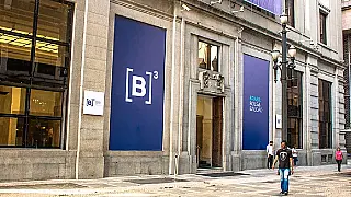 Dólar dispara 12% e Bolsa aciona circuit breaker após reeleição de Lula