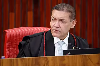 Kassio Nunes Marques reúne campanhas de Lula e Flávio após decisões conflitantes no TSE