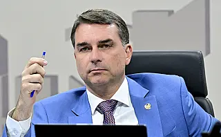 Flávio Bolsonaro promete reduzir o custo das contratações e ampliar a flexibilidade das jornadas