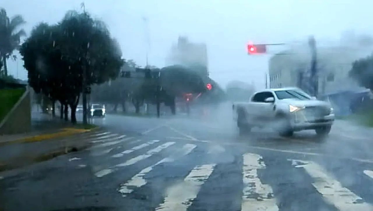 Temporal com granizo alaga avenidas e transforma ruas em rios em Campo Grande