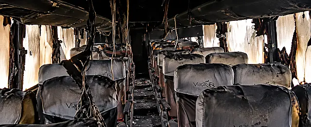Homem ameaça incendiar ônibus com 13 passageiros, coloca fogo no veículo e foge pela BR-262 em MS