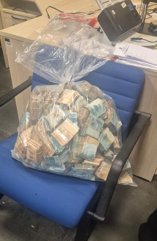 Polícia Federal encontra R$ 233 mil "embaixo do colchão" de auditor da Receita Federal