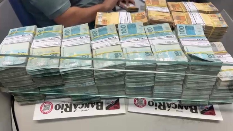 Polícia Federal encontra R$ 233 mil "embaixo do colchão" de auditor da Receita Federal
