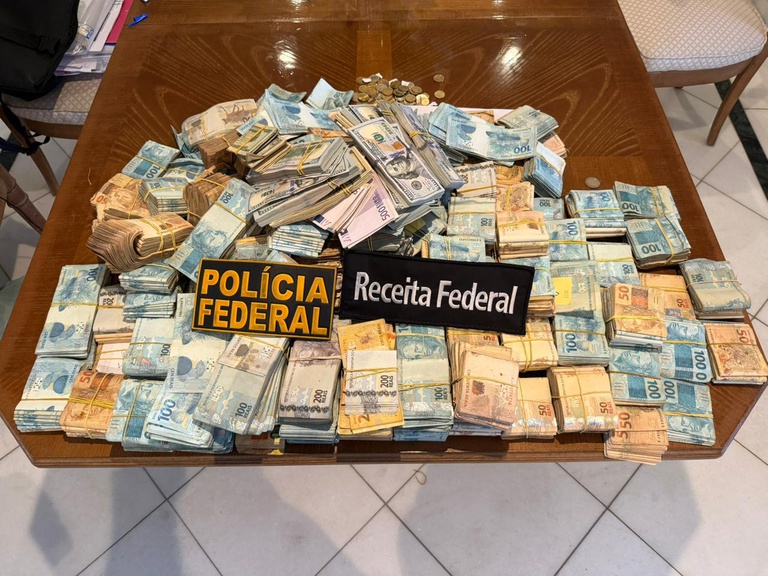 Polícia Federal encontra R$ 233 mil "embaixo do colchão" de auditor da Receita Federal